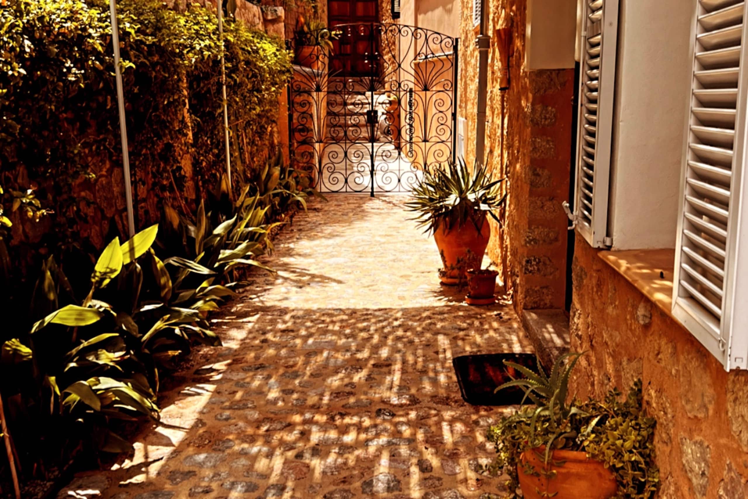 The gate on the lane — Casa Limona, Sóller