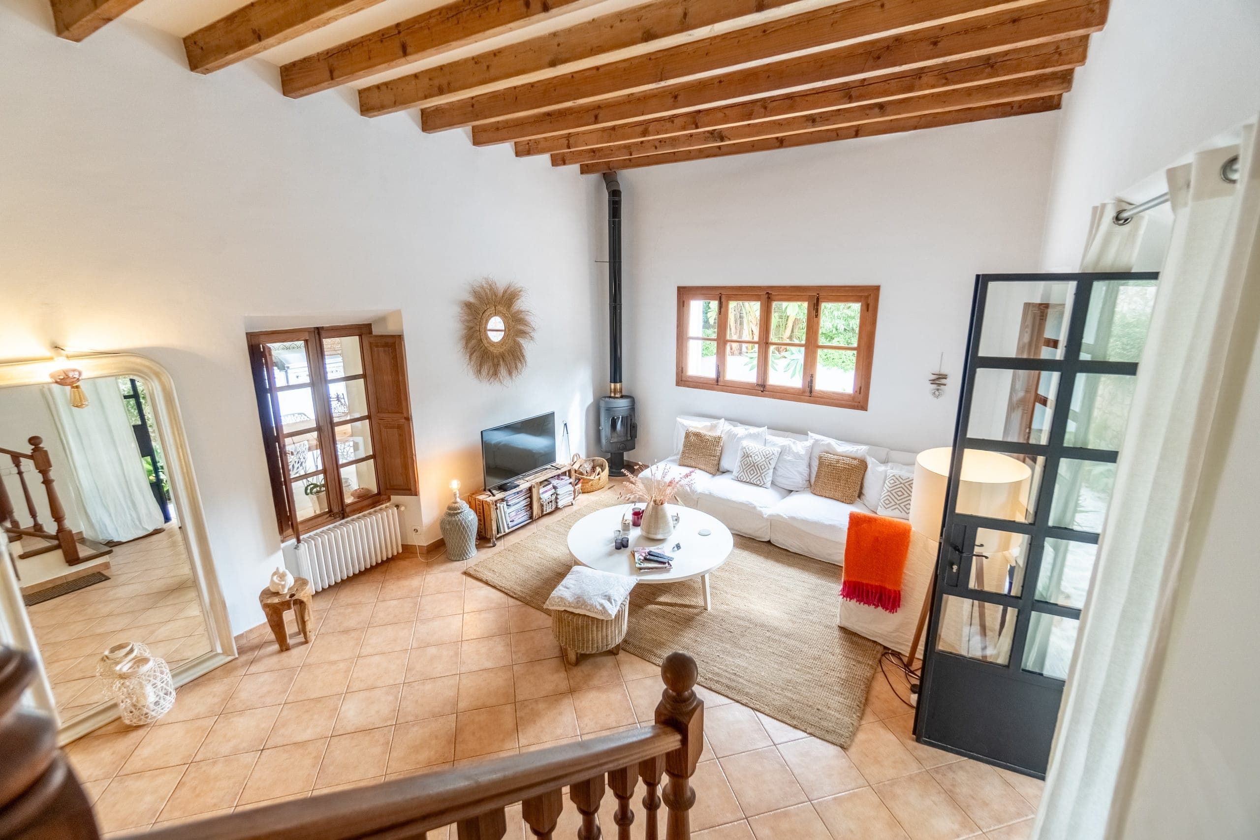 Beamed ceilings, cool floors — Casa Limona, Sóller
